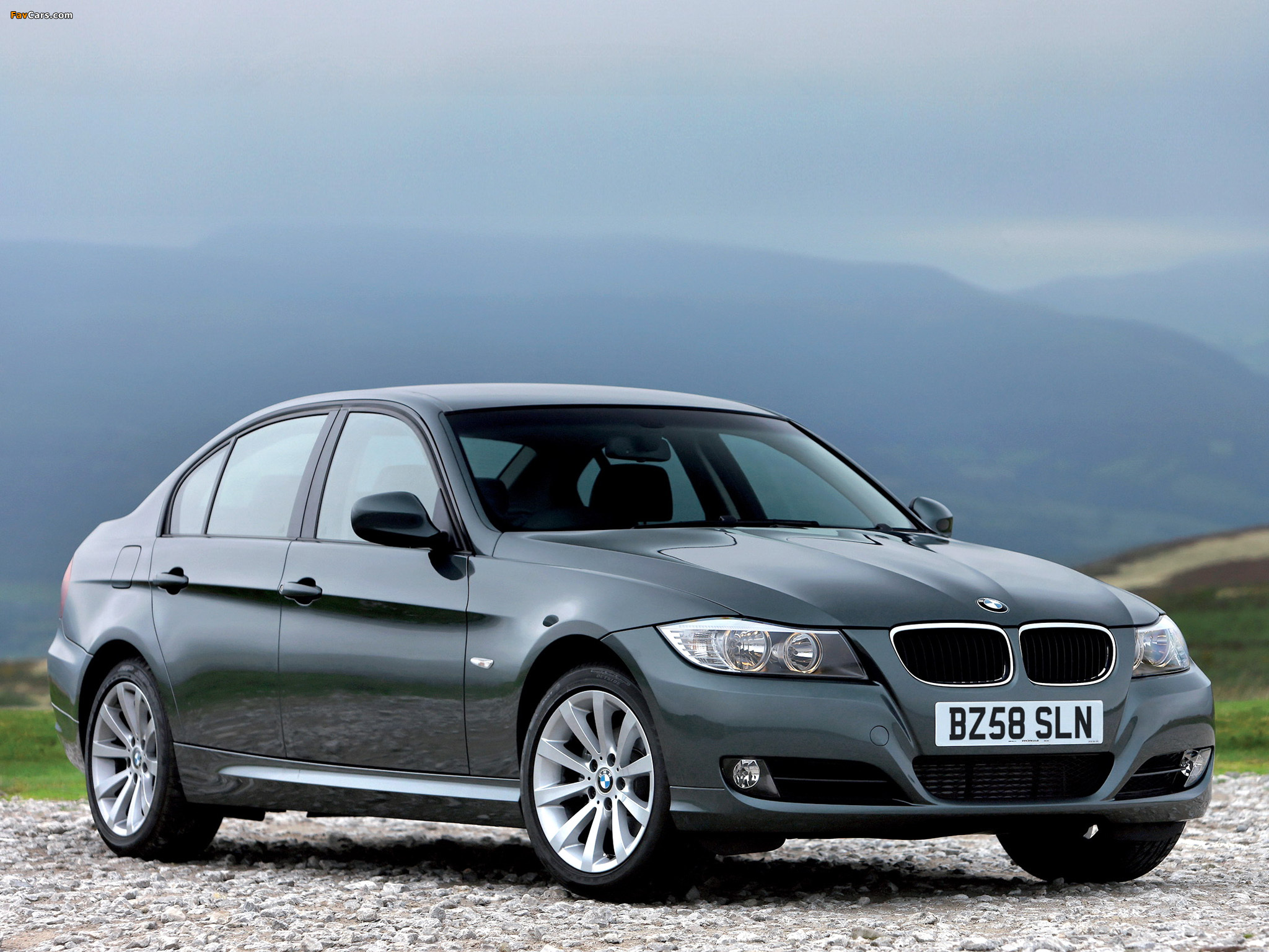 BMW 320d Sedan UK-spec (E90) 2008–11 wallpapers (2048 x 1536)