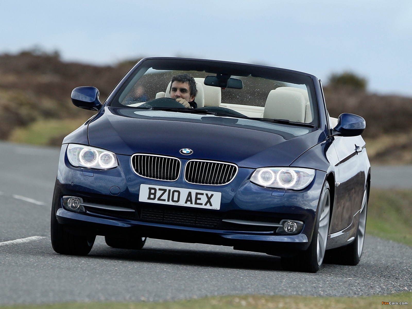 BMW 335i Cabrio UK-spec (E93) 2010 photos (1600 x 1200)