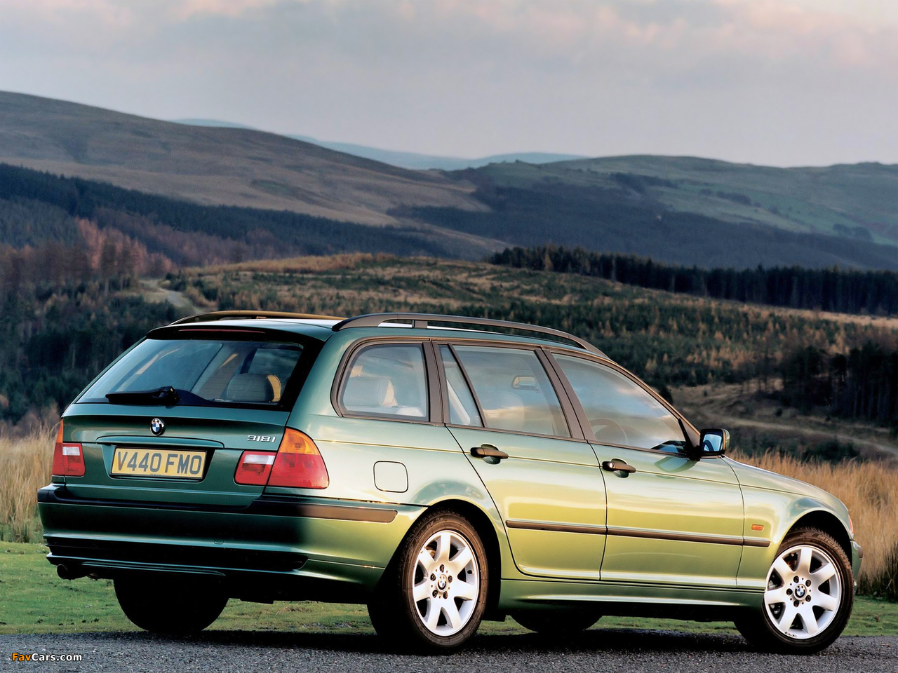 Images of BMW 318i Touring UK-spec (E46) 1998–2001 (1280 x 960)