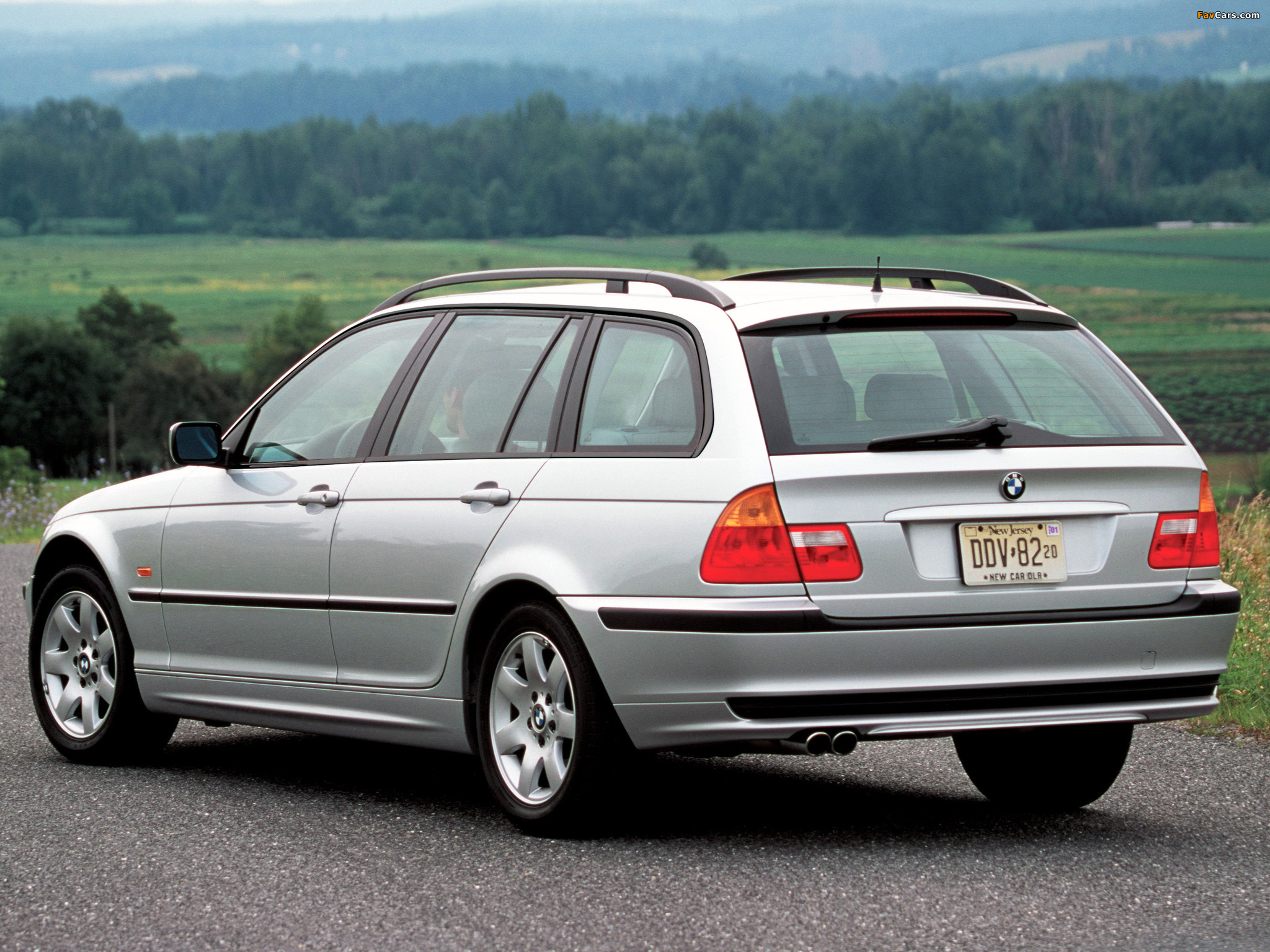 Images of BMW 325Xi Touring US-spec (E46) 2000–01 (2048 x 1536)