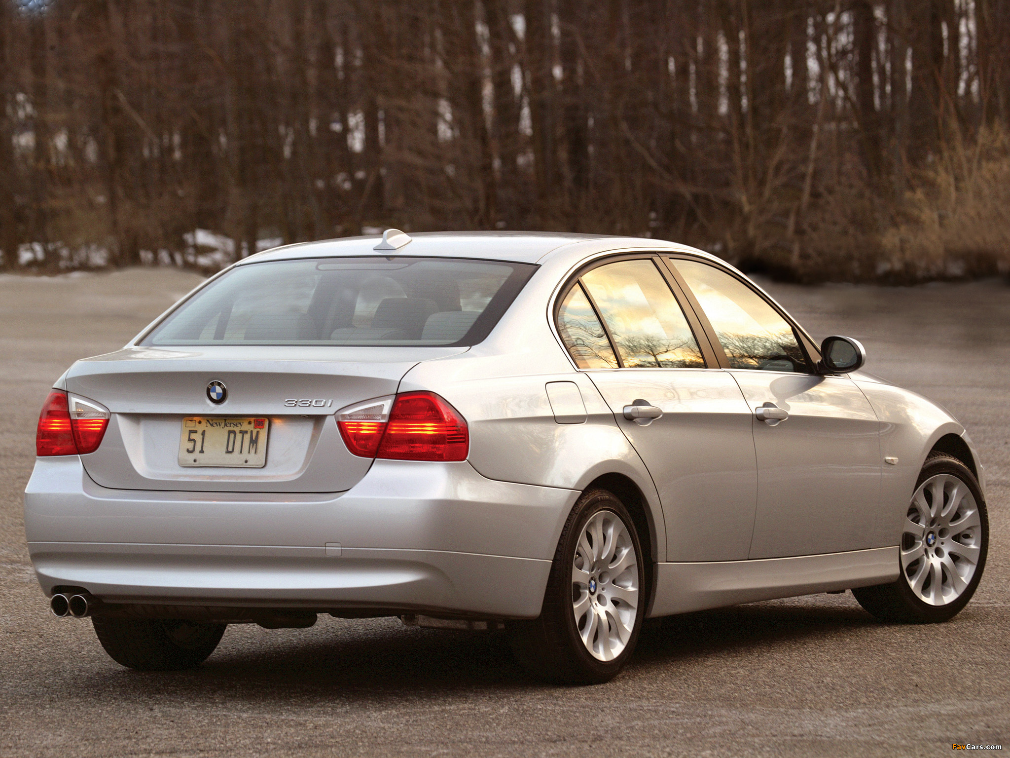 Images of BMW 330i Sedan US-spec (E90) 2005–08 (2048 x 1536)