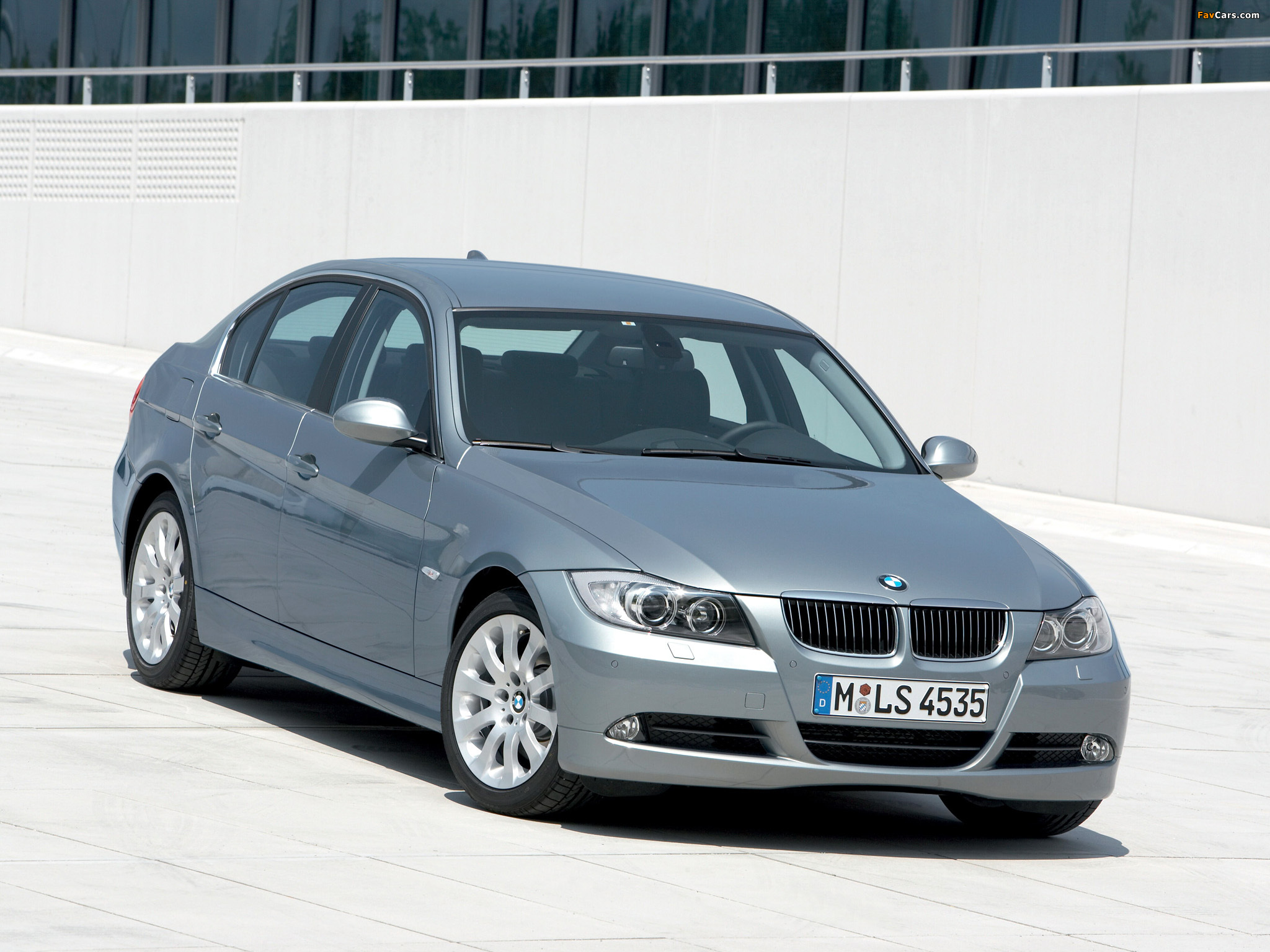 Images of BMW 330d Sedan (E90) 2005–08 (2048 x 1536)