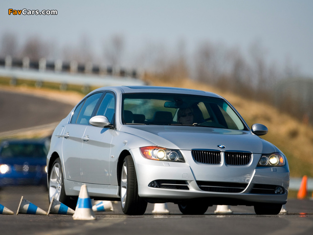 Images of BMW 330i Sedan US-spec (E90) 2005–08 (640 x 480)