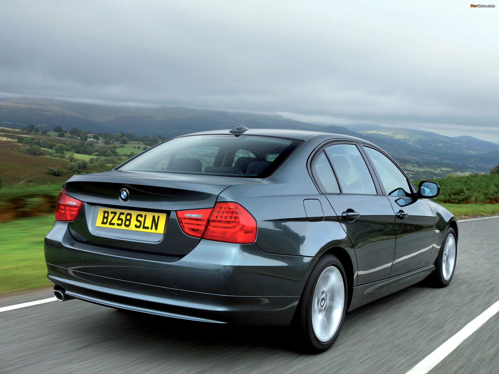 Images of BMW 320d Sedan UK-spec (E90) 2008–11 (2048 x 1536)