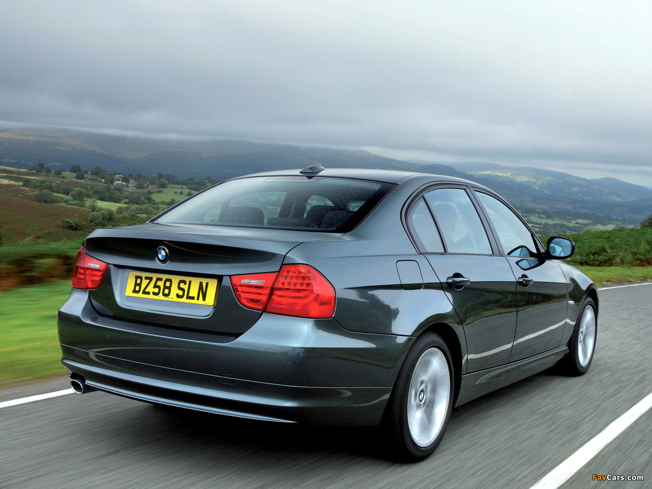 Images of BMW 320d Sedan UK-spec (E90) 2008–11 (1280 x 960)