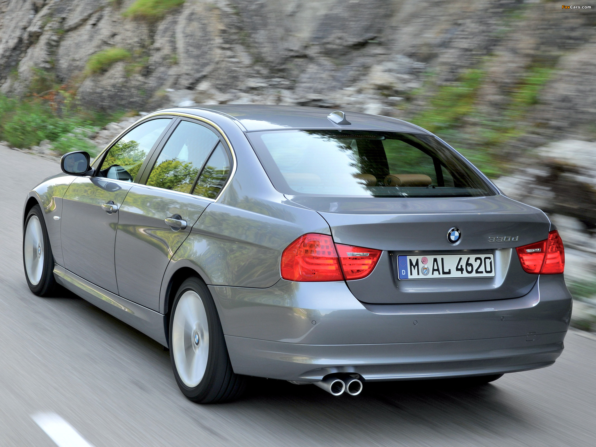 Images of BMW 330d Sedan (E90) 2008–11 (2048 x 1536)