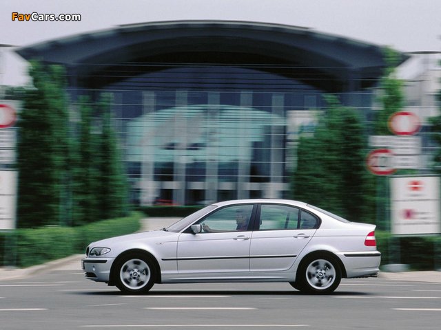 Photos of BMW 318i Sedan (E46) 2001–05 (640 x 480)