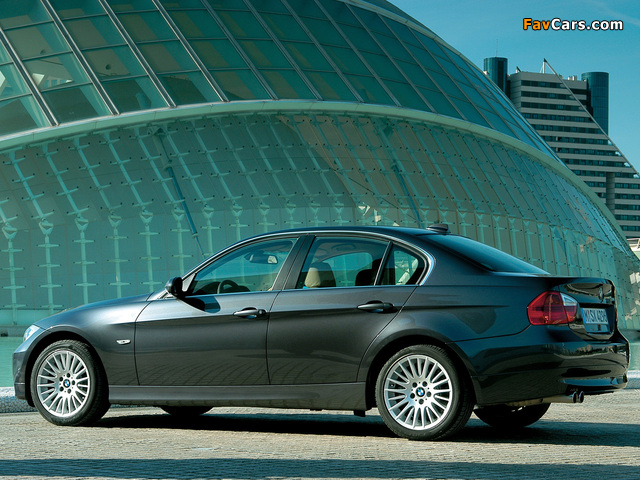 Photos of BMW 330i Sedan (E90) 2005–08 (640 x 480)