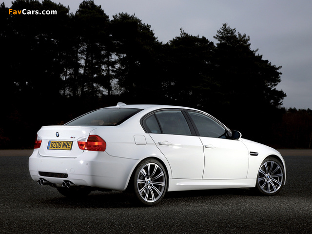 BMW M3 Sedan UK-spec (E90) 2008–10 wallpapers (640 x 480)