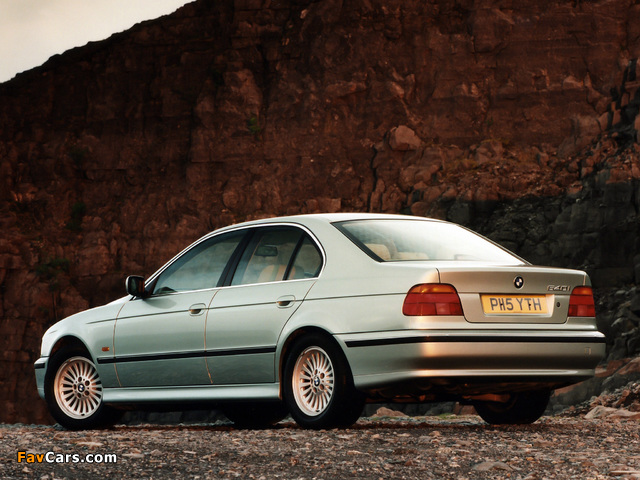 BMW 540i Sedan UK-spec (E39) 1996–2000 images (640 x 480)