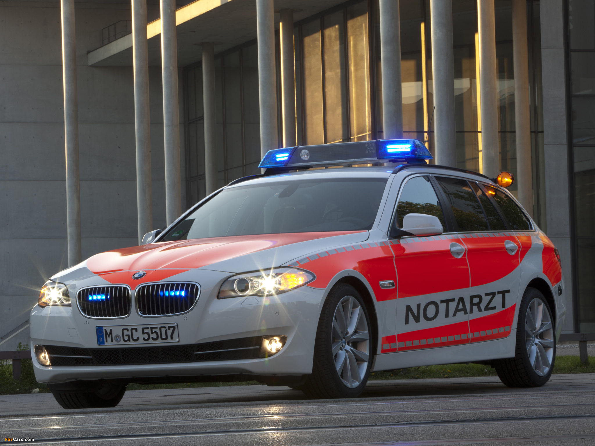 BMW 5 Series Touring Notarzt (F11) 2011–13 pictures (2048 x 1536)