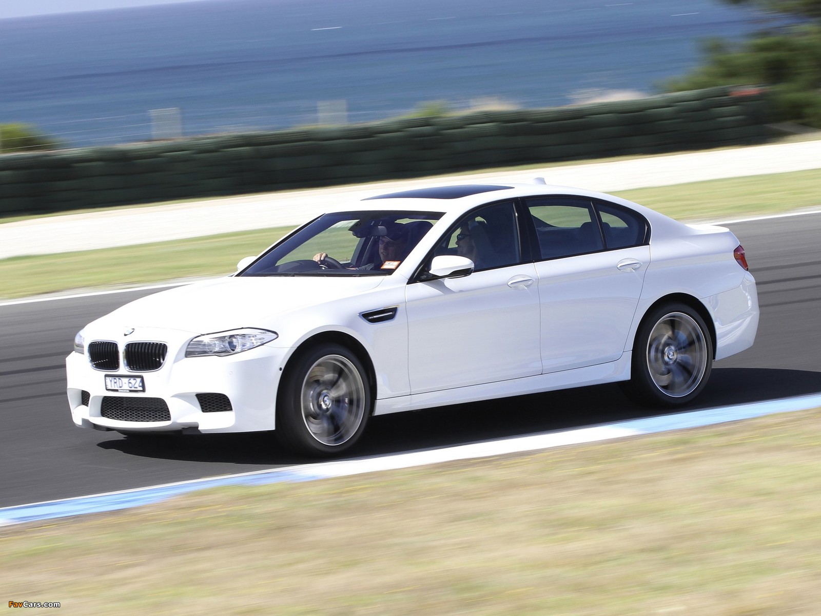 BMW M5 AU-spec (F10) 2012 wallpapers (1600 x 1200)