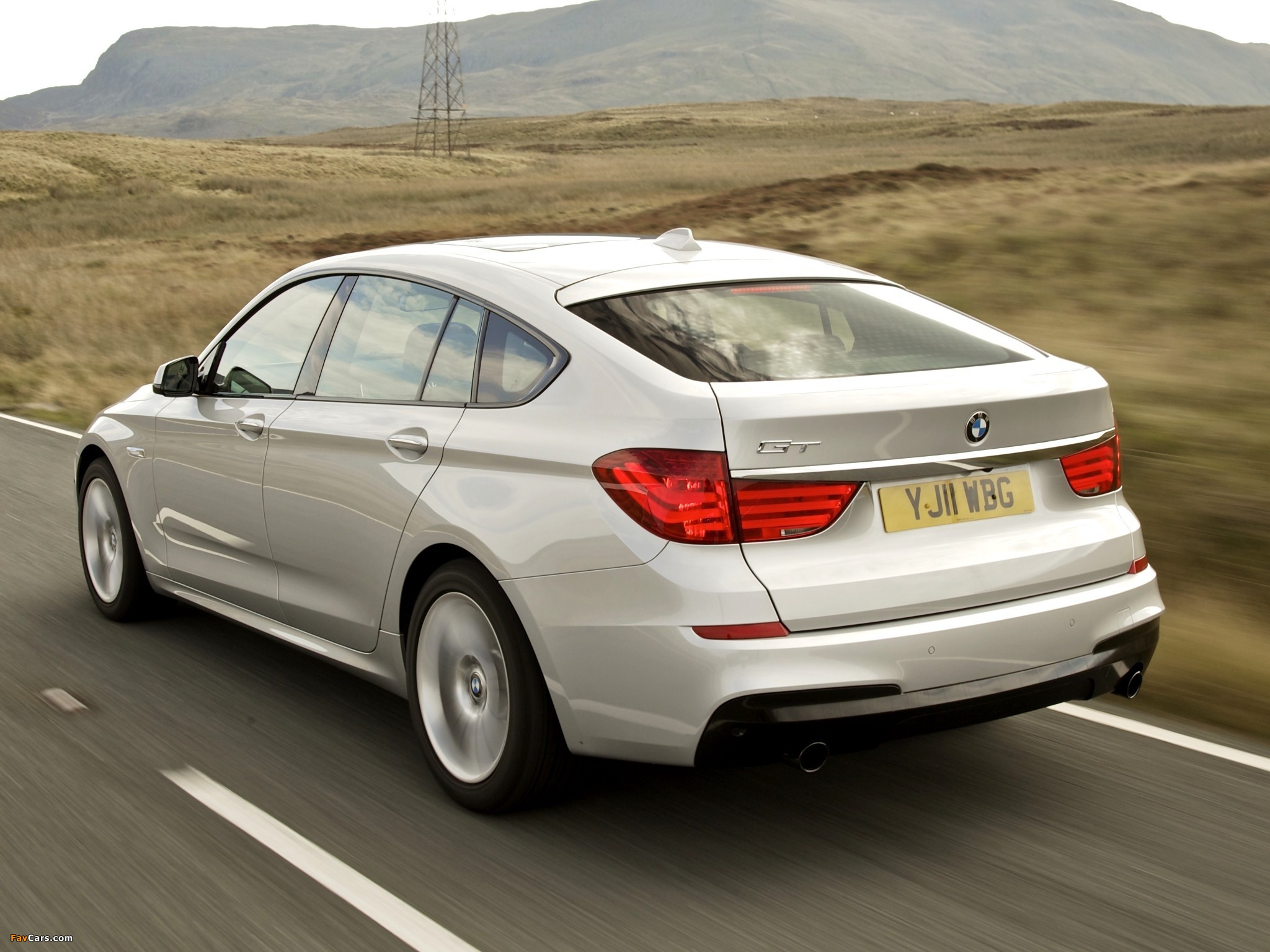 Images of BMW 5 Series Gran Turismo M Sport Package UK-spec (F07) 2011–13 (2048 x 1536)
