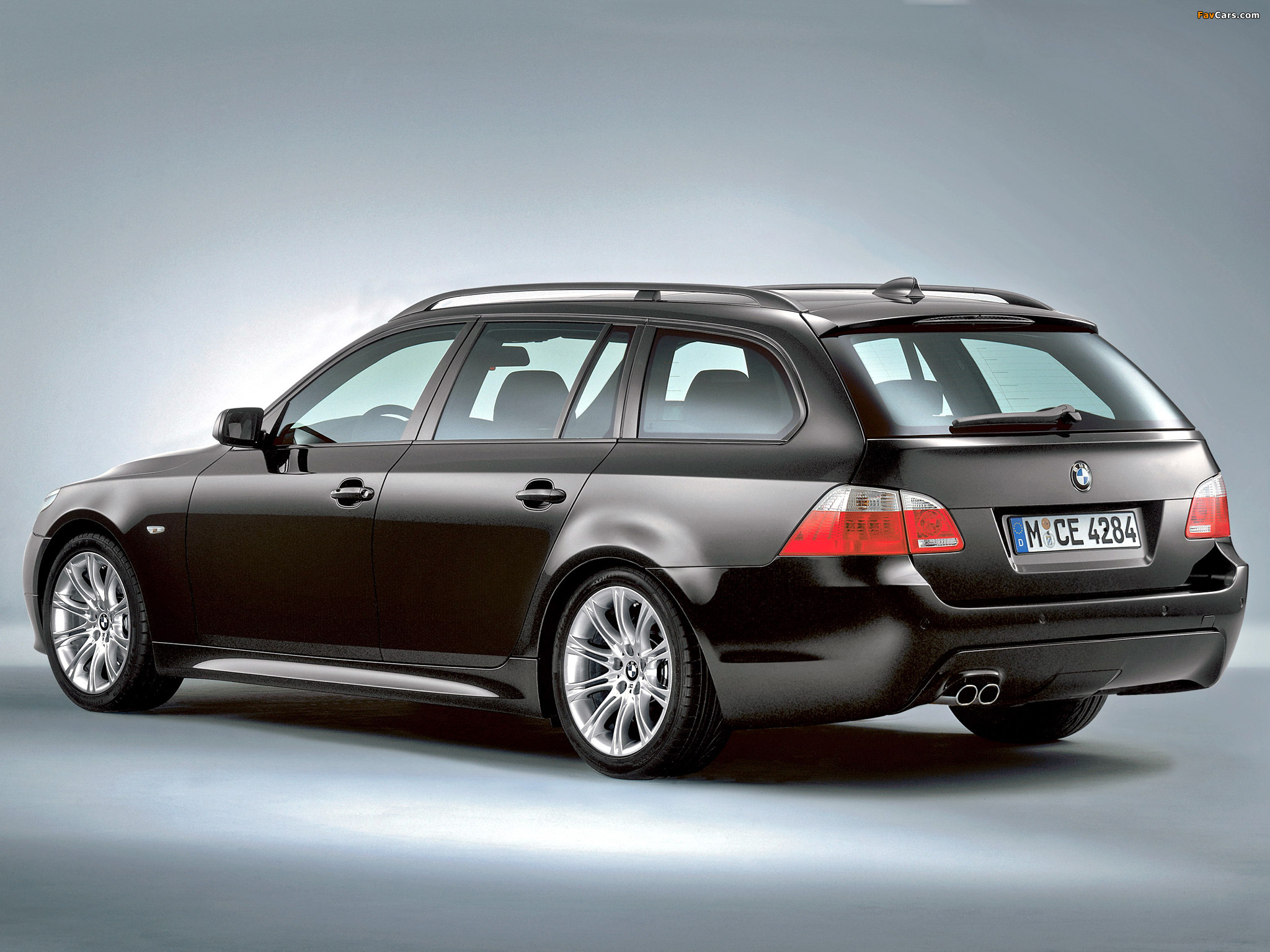 Images of BMW 5 Series Touring M Sports Package (E61) 2005 (2048 x 1536)