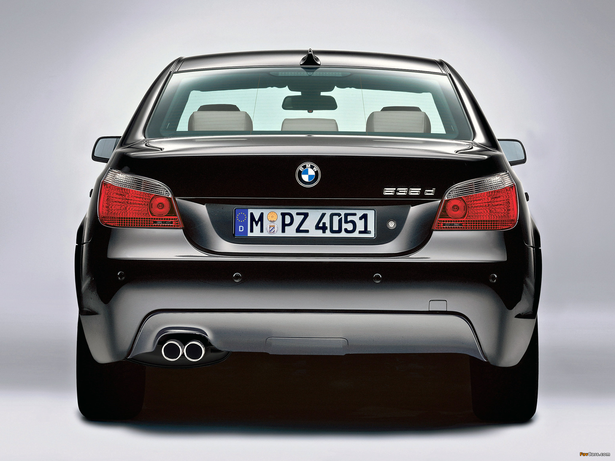 Images of BMW 535d Sedan M Sports Package (E60) 2005 (2048 x 1536)
