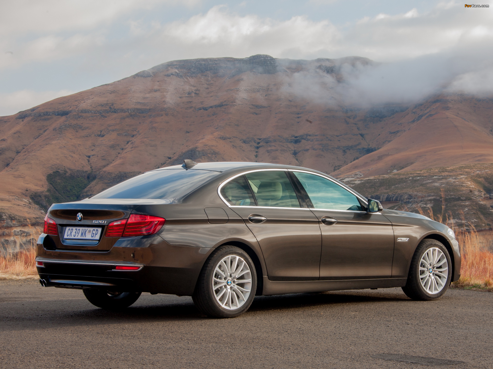 Images of BMW 520i Sedan Luxury Line ZA-spec (F10) 2013 (2048 x 1536)