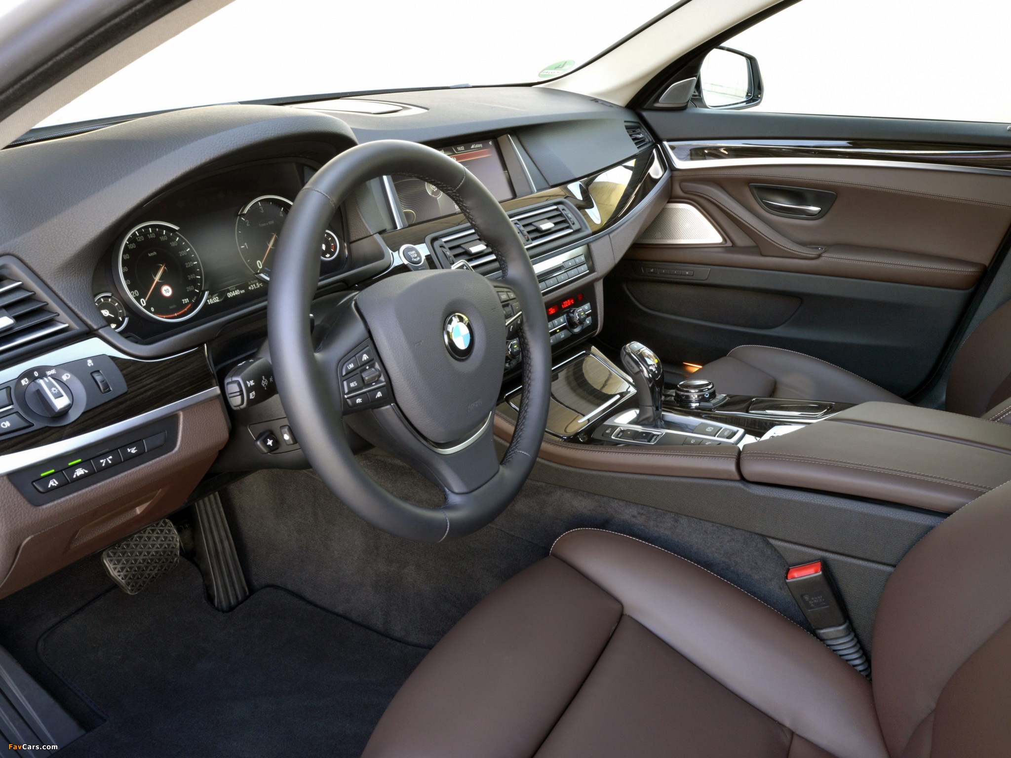 Images of BMW 530d Sedan Luxury Line (F10) 2013 (2048 x 1536)