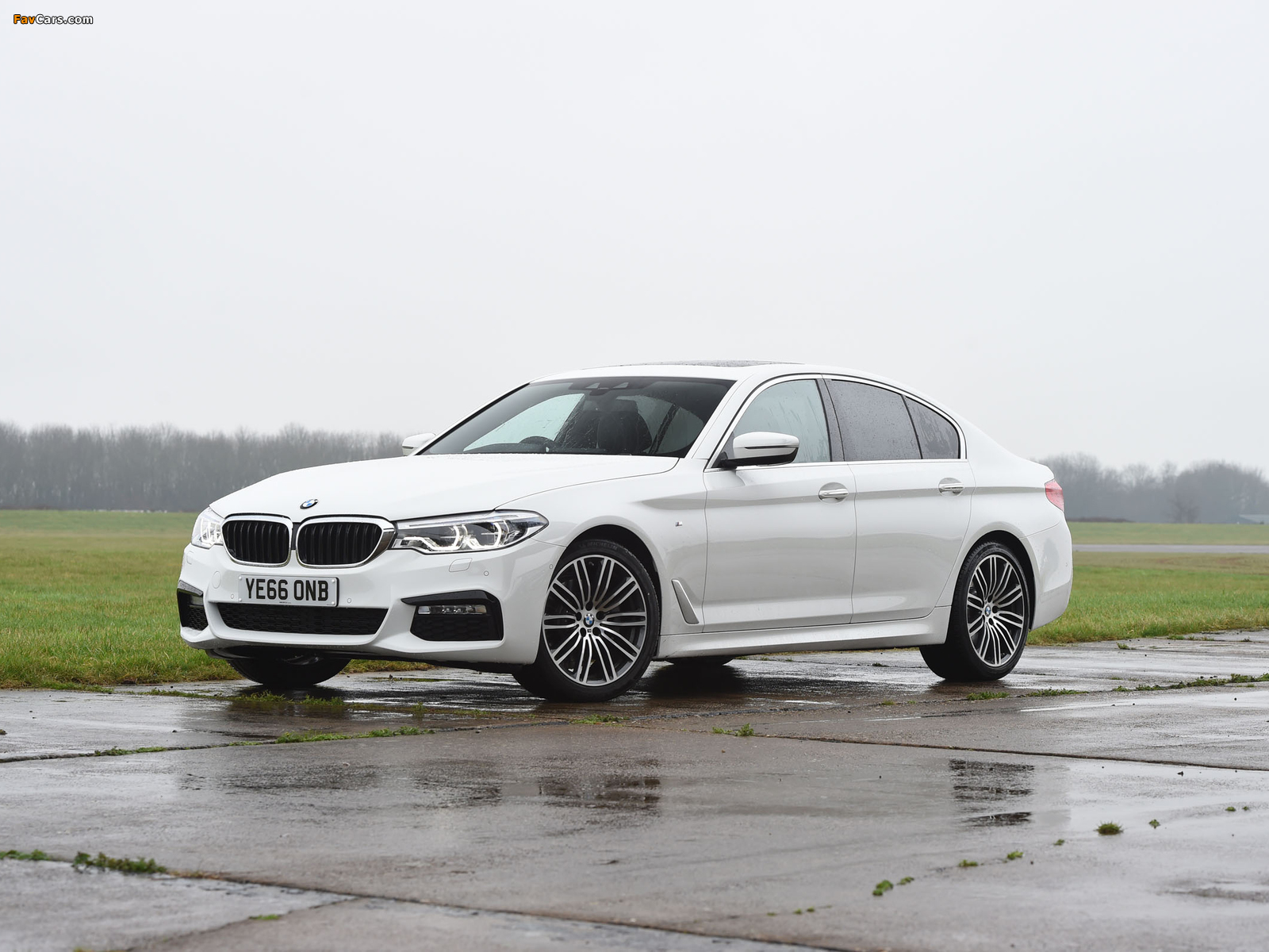 Images of BMW 520d xDrive Sedan M Sport UK-spec (G30) 2017 (1600 x 1200)