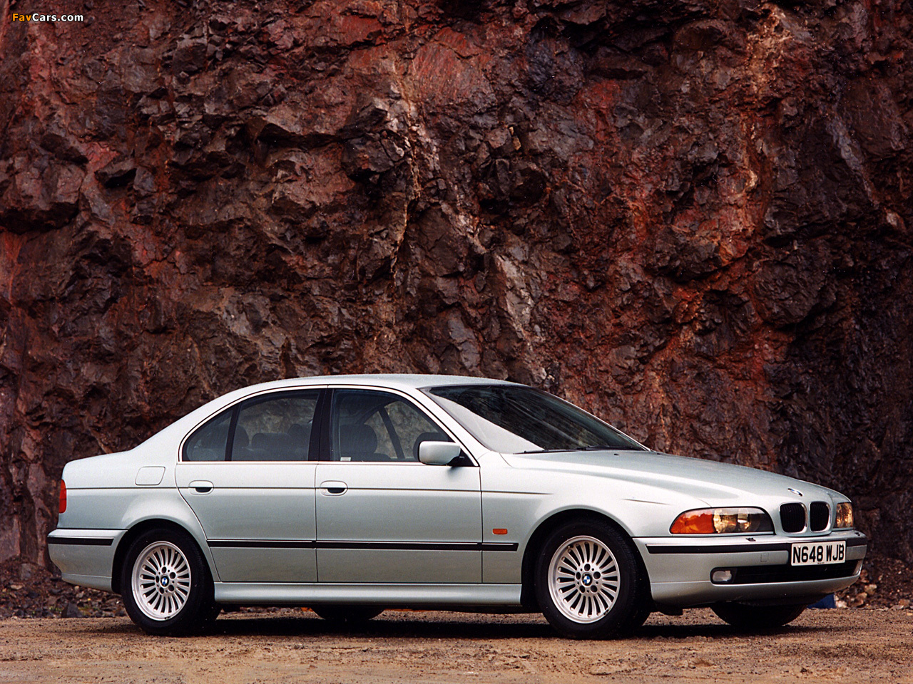 Images of BMW 540i Sedan UK-spec (E39) 1996–2000 (1280 x 960)