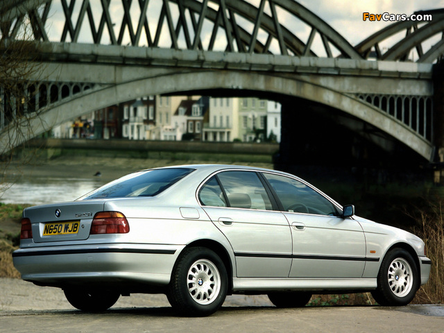 Photos of BMW 523i Sedan UK-spec (E39) 1995–2000 (640 x 480)