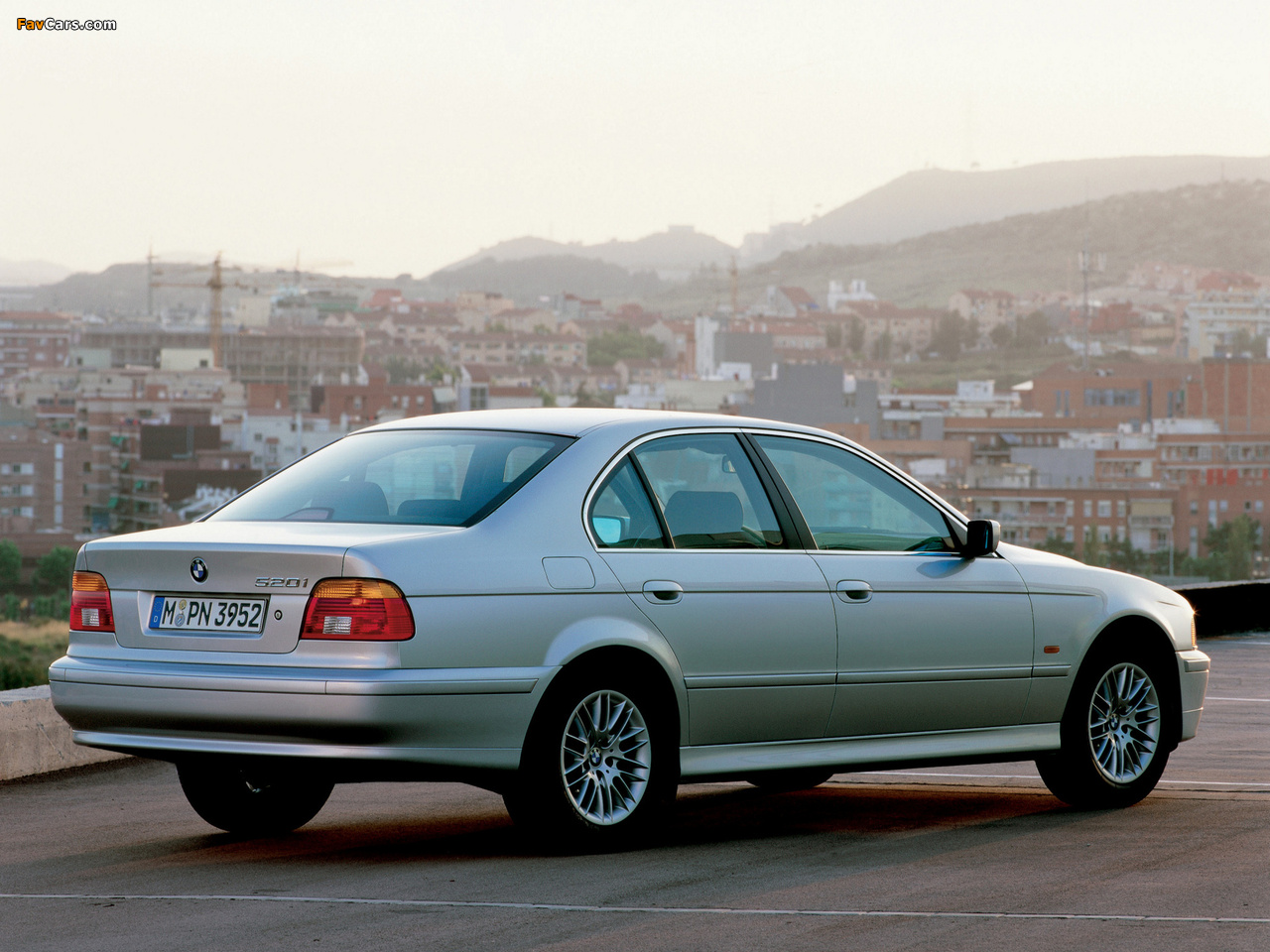 Photos of BMW 520i Sedan (E39) 2000–03 (1280 x 960)