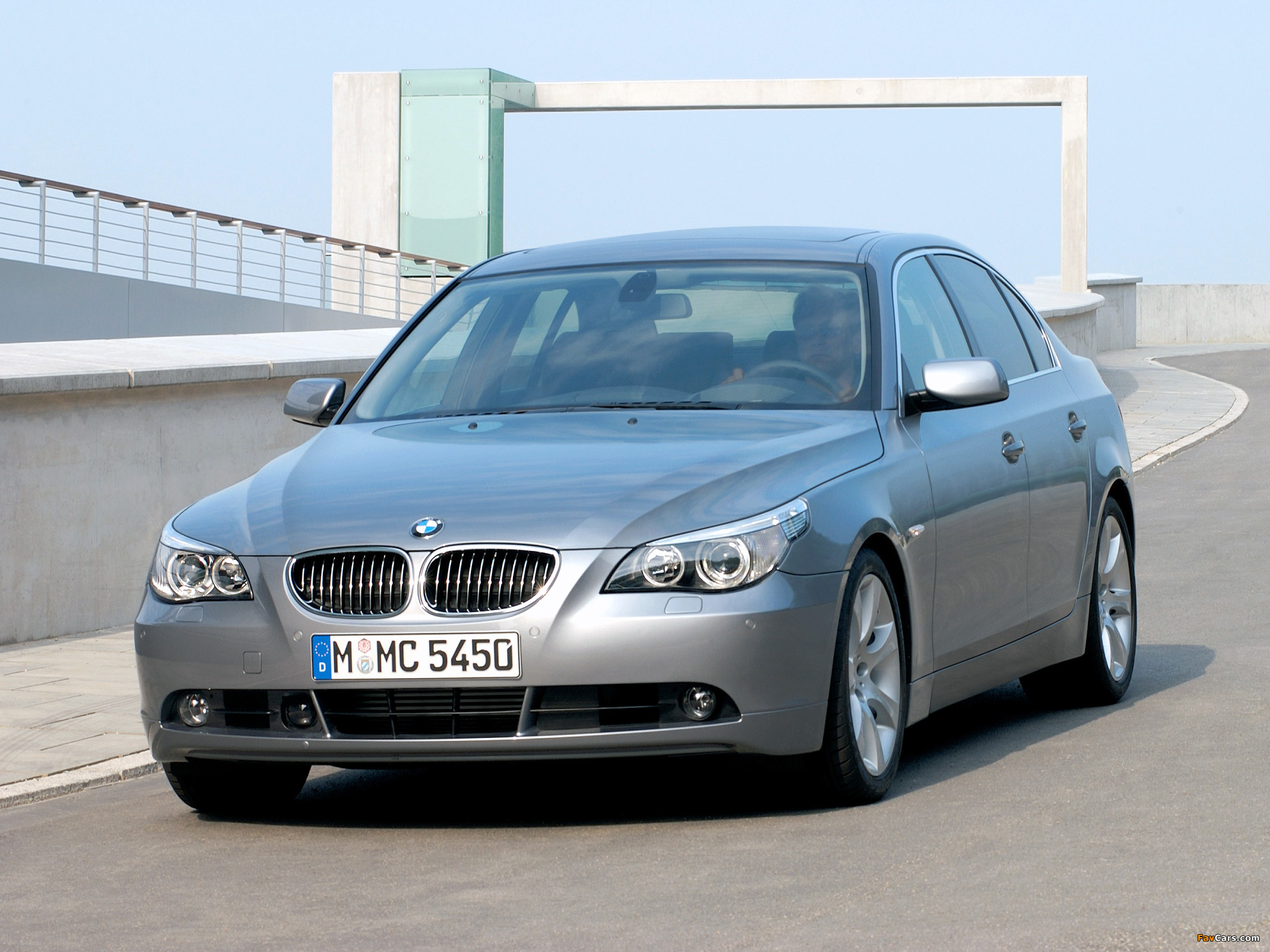 Photos of BMW 545i Sedan (E60) 2003–05 (2048 x 1536)