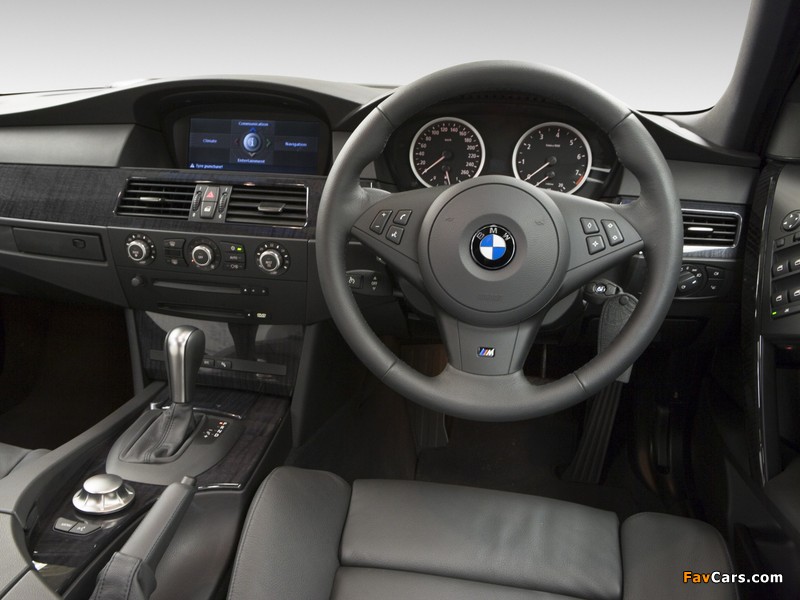 Photos of BMW 530i Touring M Sports Package AU-spec (E61) 2005 (800 x 600)