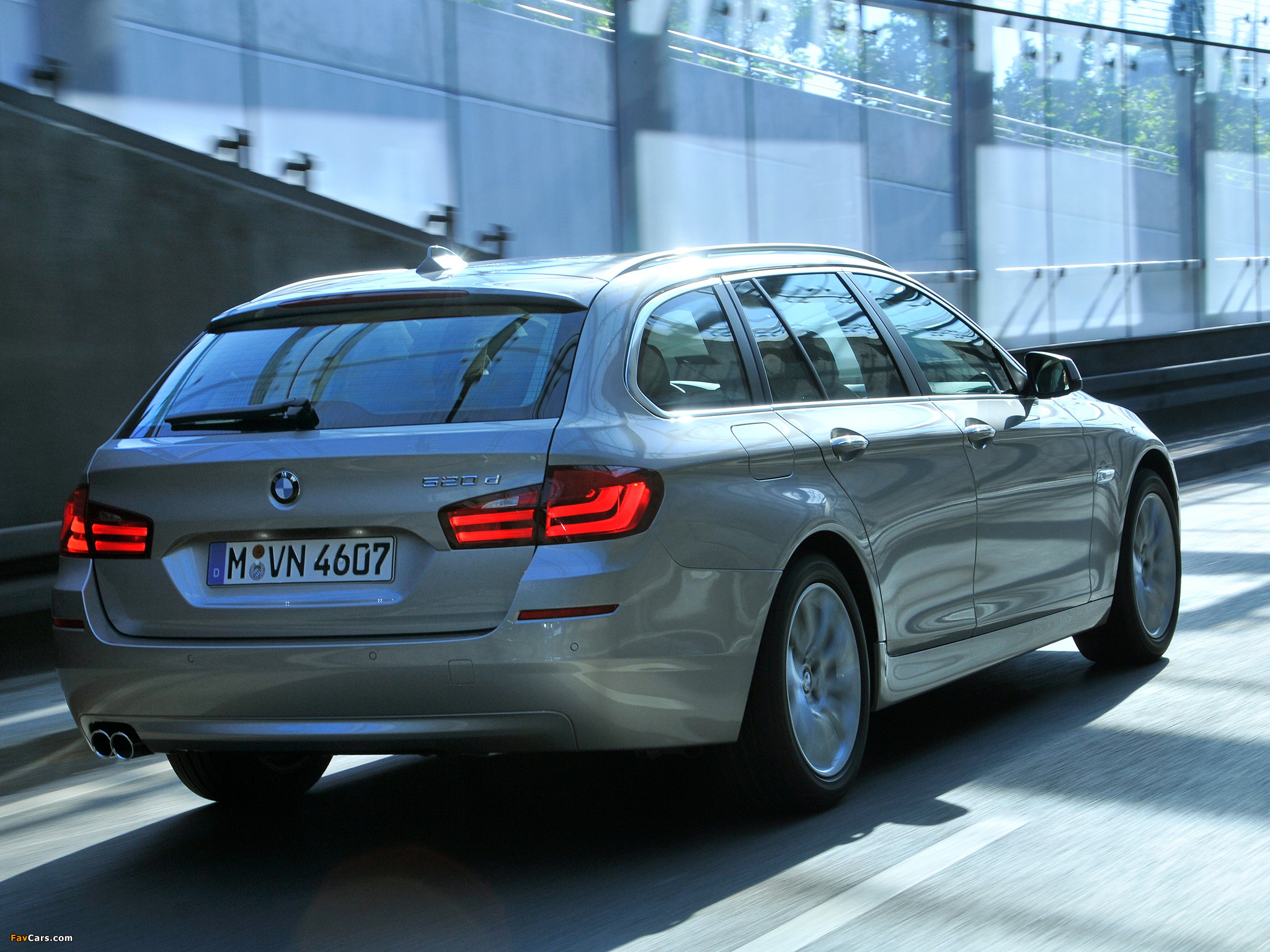 Photos of BMW 520d Touring (F11) 2010–13 (2048 x 1536)