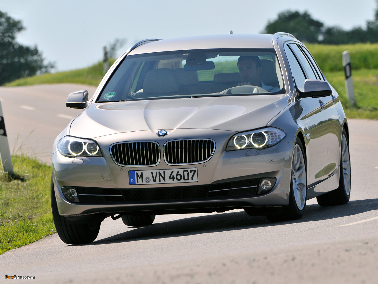 Photos of BMW 520d Touring (F11) 2010–13 (1280 x 960)
