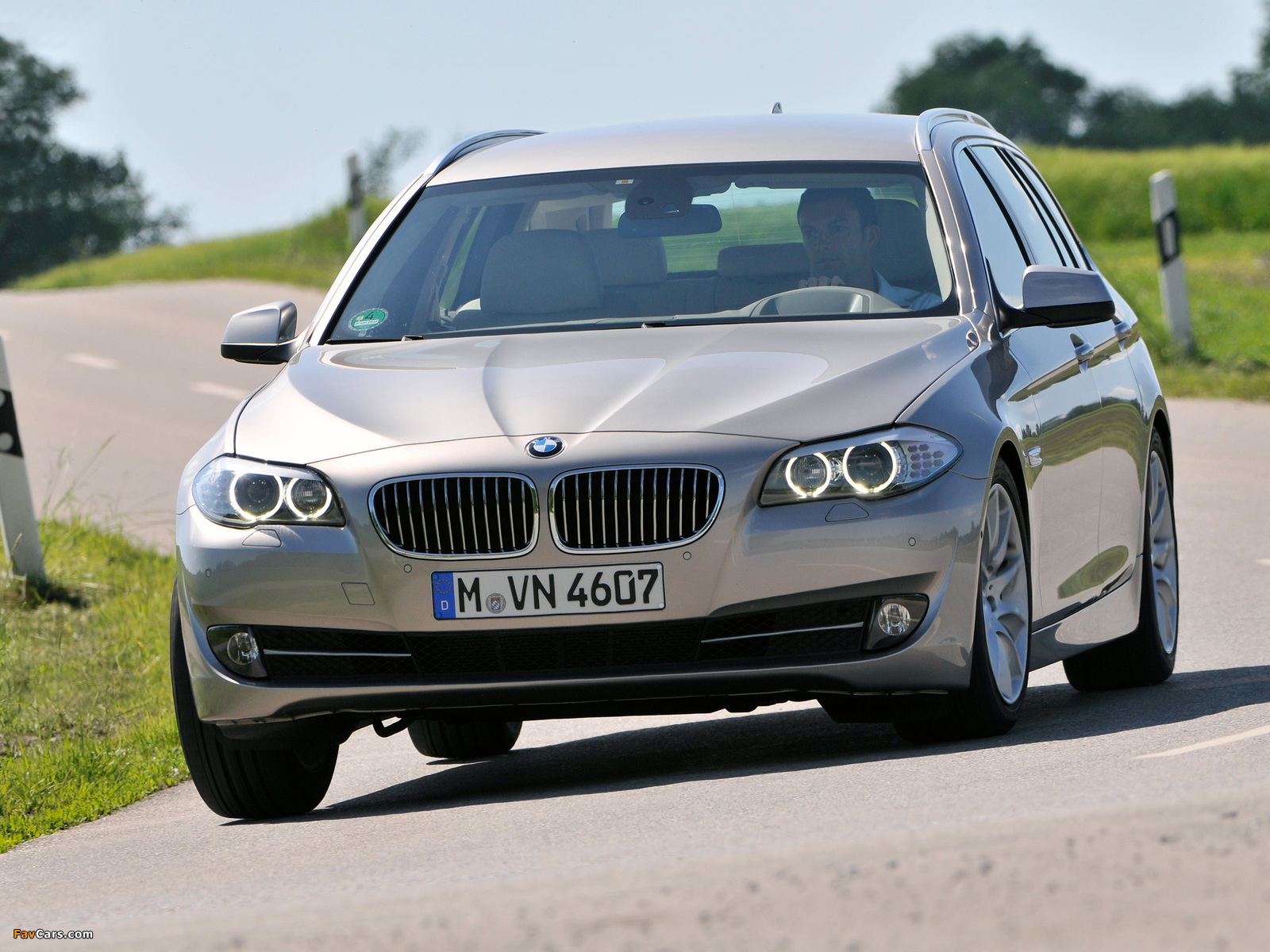 Photos of BMW 520d Touring (F11) 2010–13 (1600 x 1200)