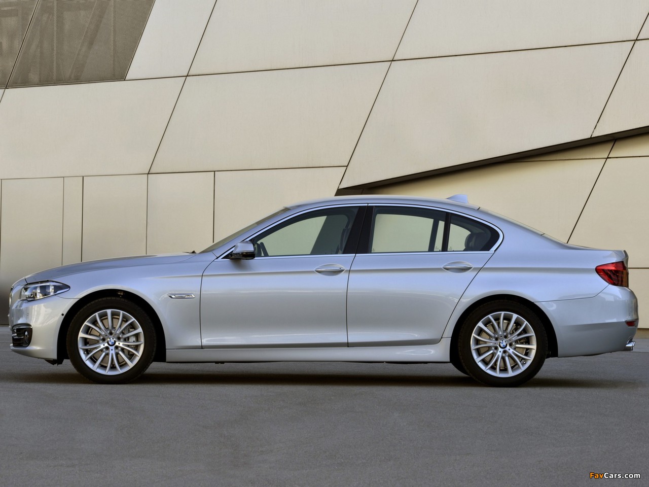 Photos of BMW 530d Sedan Luxury Line (F10) 2013 (1280 x 960)