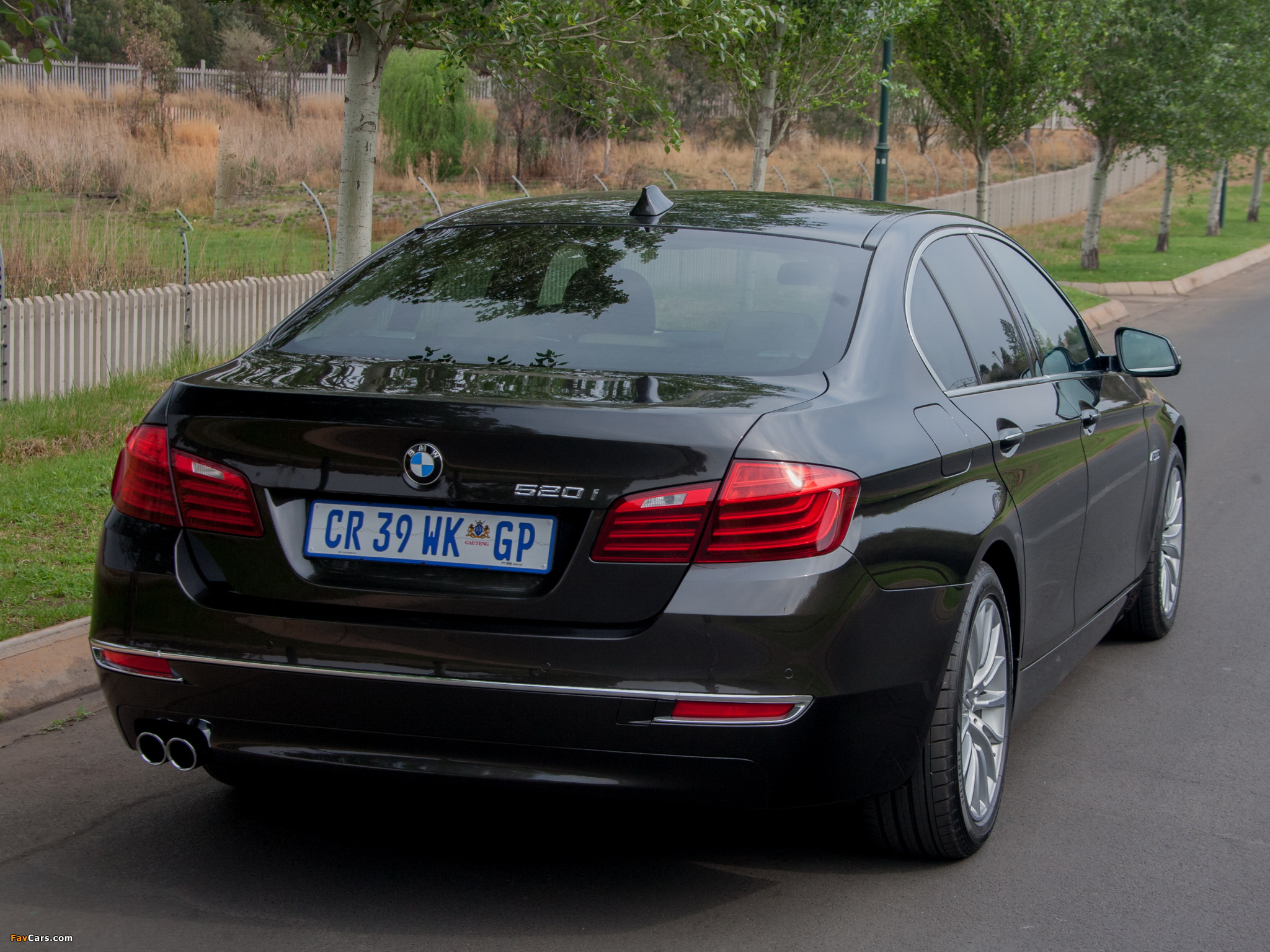 Photos of BMW 520i Sedan Luxury Line ZA-spec (F10) 2013 (2048 x 1536)