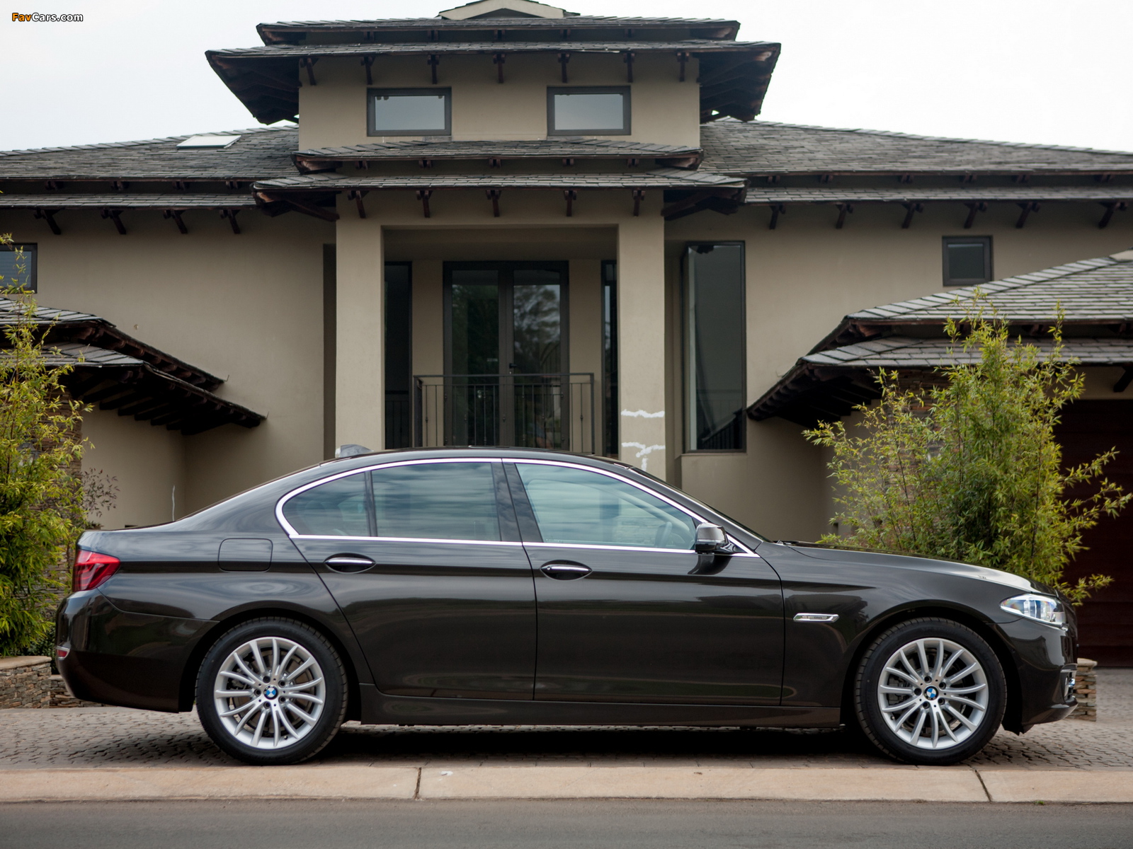 Pictures of BMW 520i Sedan Luxury Line ZA-spec (F10) 2013 (1600 x 1200)