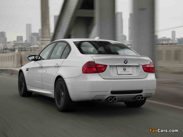 BMW M3 Sedan US-spec (E90) 2010–11 wallpapers (640 x 480)