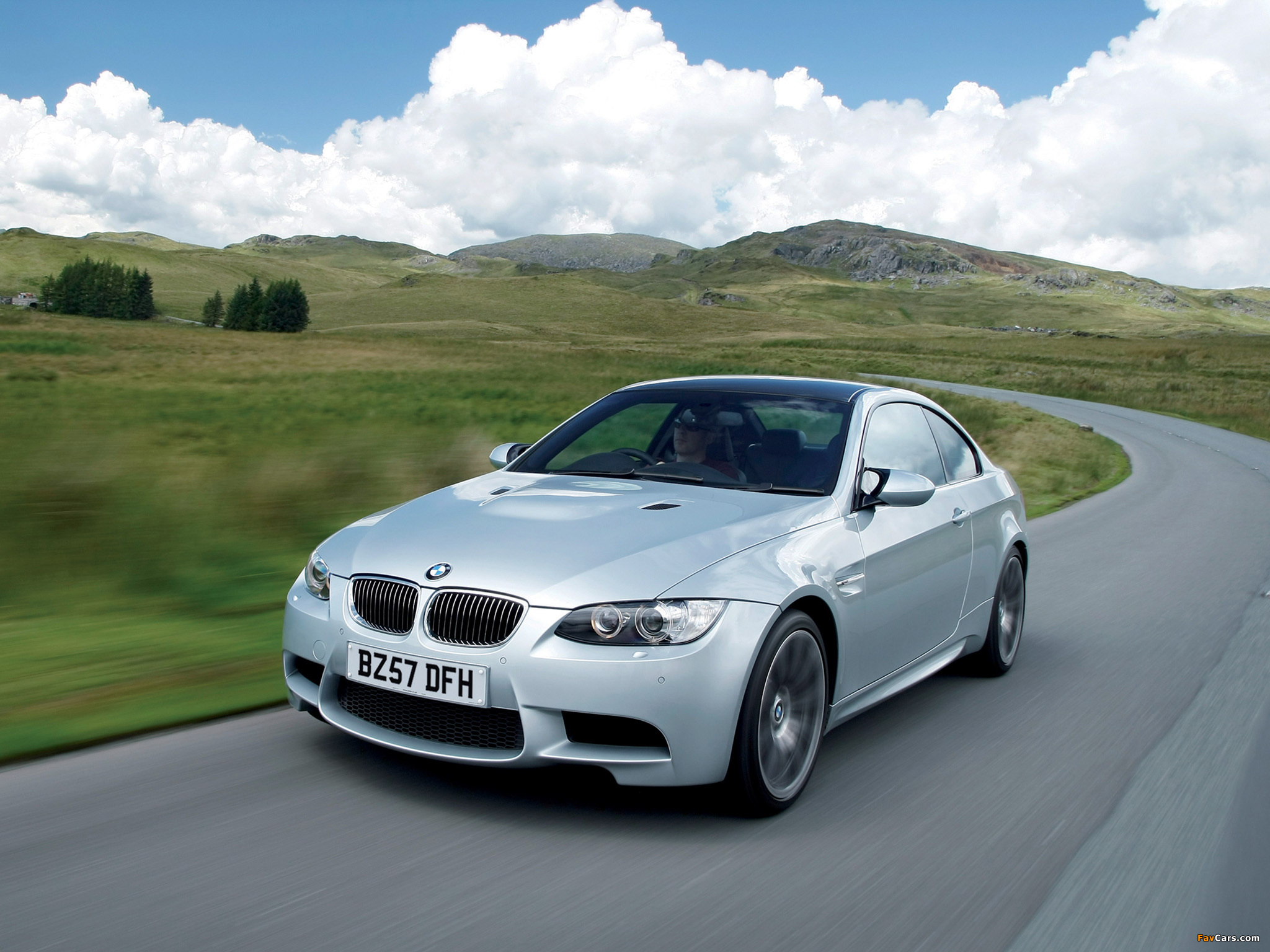 Images of BMW M3 Coupe UK-spec (E92) 2007 (2048 x 1536)