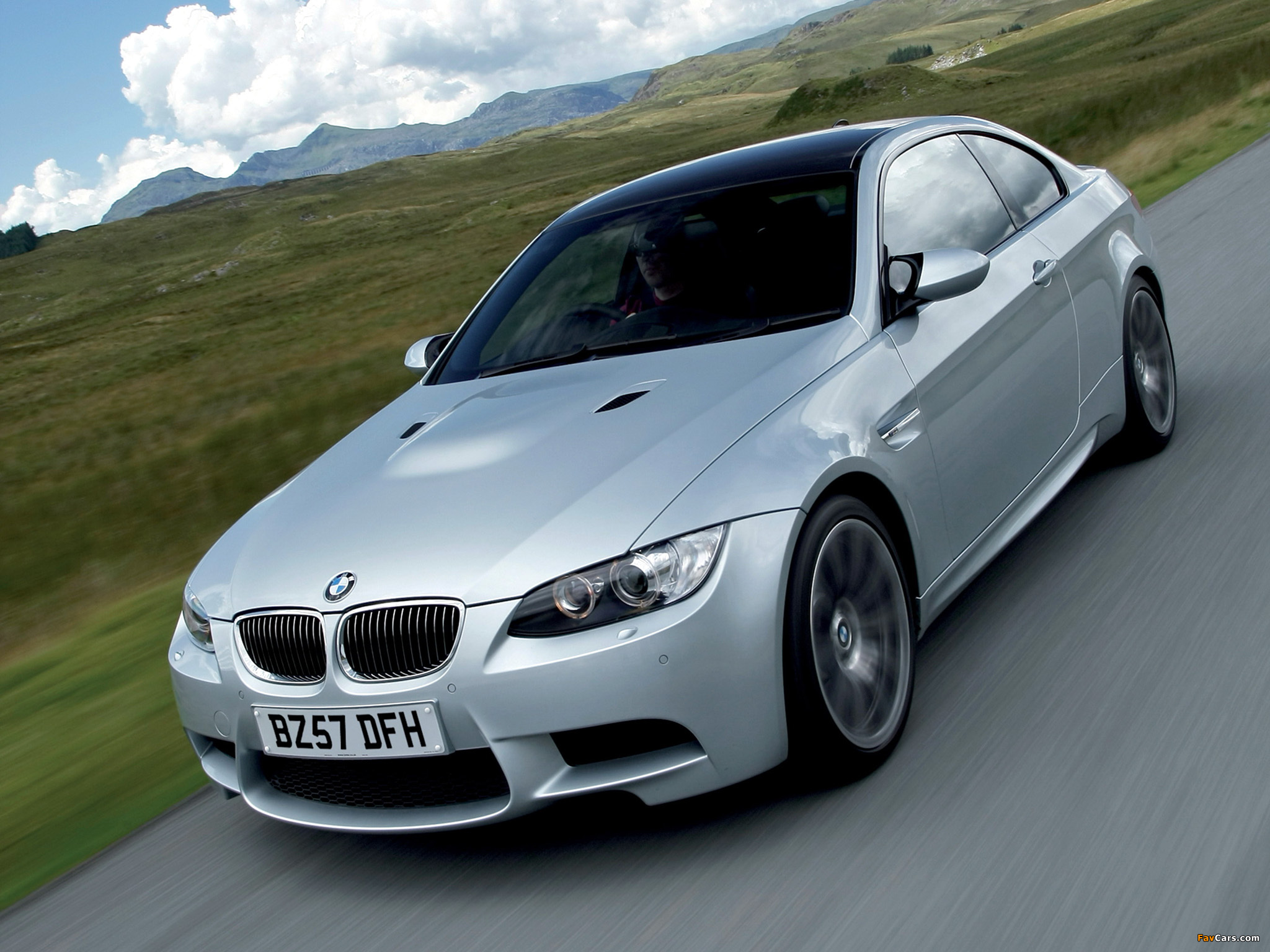 Images of BMW M3 Coupe UK-spec (E92) 2007 (2048 x 1536)