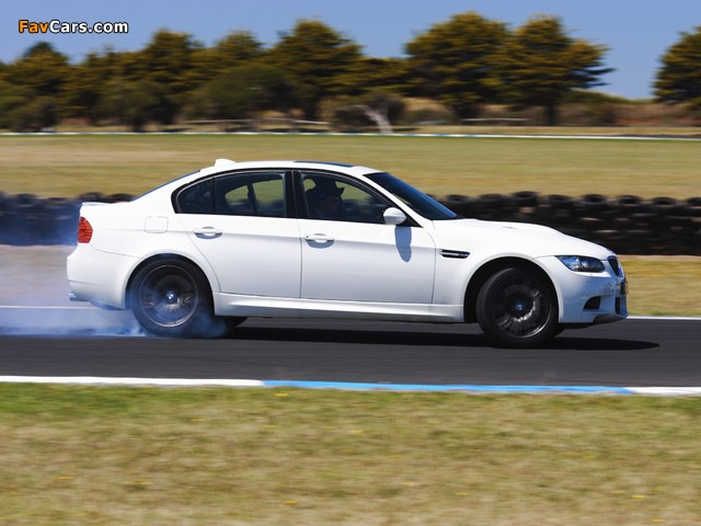 Images of BMW M3 Sedan AU-spec (E90) 2010–11 (640 x 480)