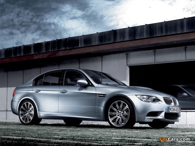 BMW M3 Sedan (E90) 2010–11 wallpapers (640 x 480)