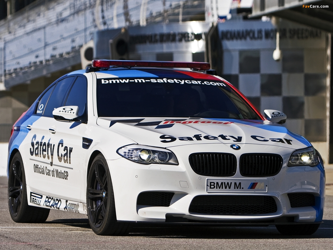 BMW M5 MotoGP Safety Car (F10) 2011 photos (1280 x 960)