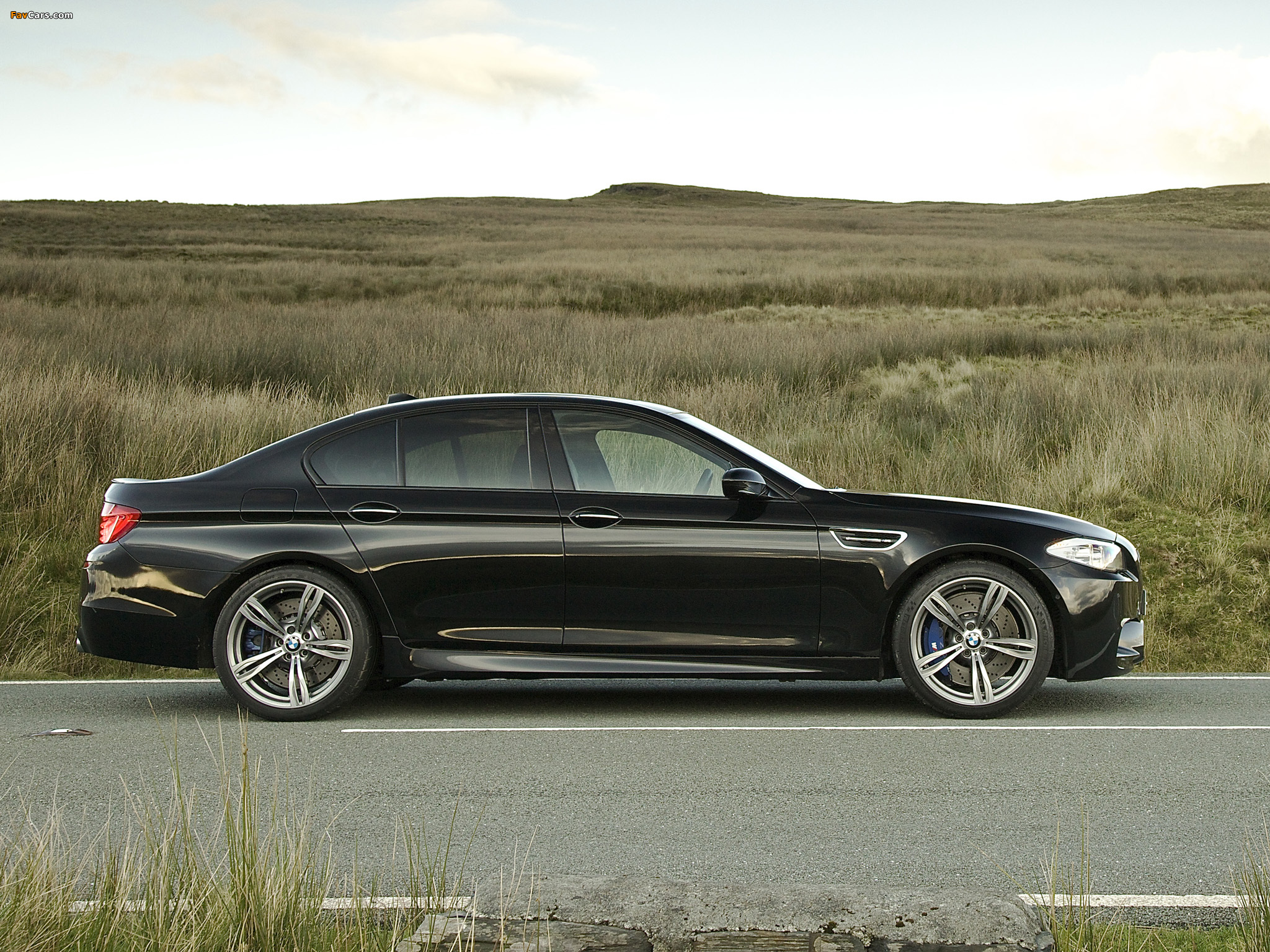 BMW M5 UK-spec (F10) 2011 photos (2048 x 1536)