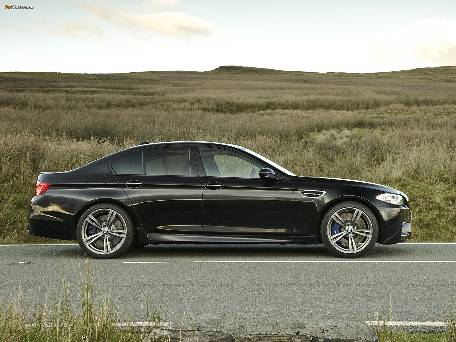 BMW M5 UK-spec (F10) 2011 photos (1600 x 1200)