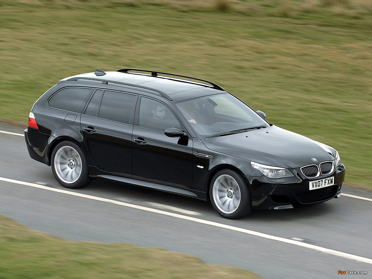 Photos of BMW M5 Touring UK-spec (E61) 2007–10 (1280 x 960)