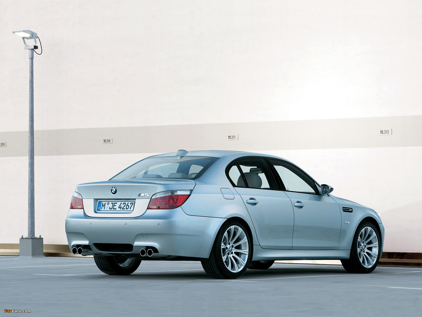 Pictures of BMW M5 (E60) 2004–09 (1600 x 1200)