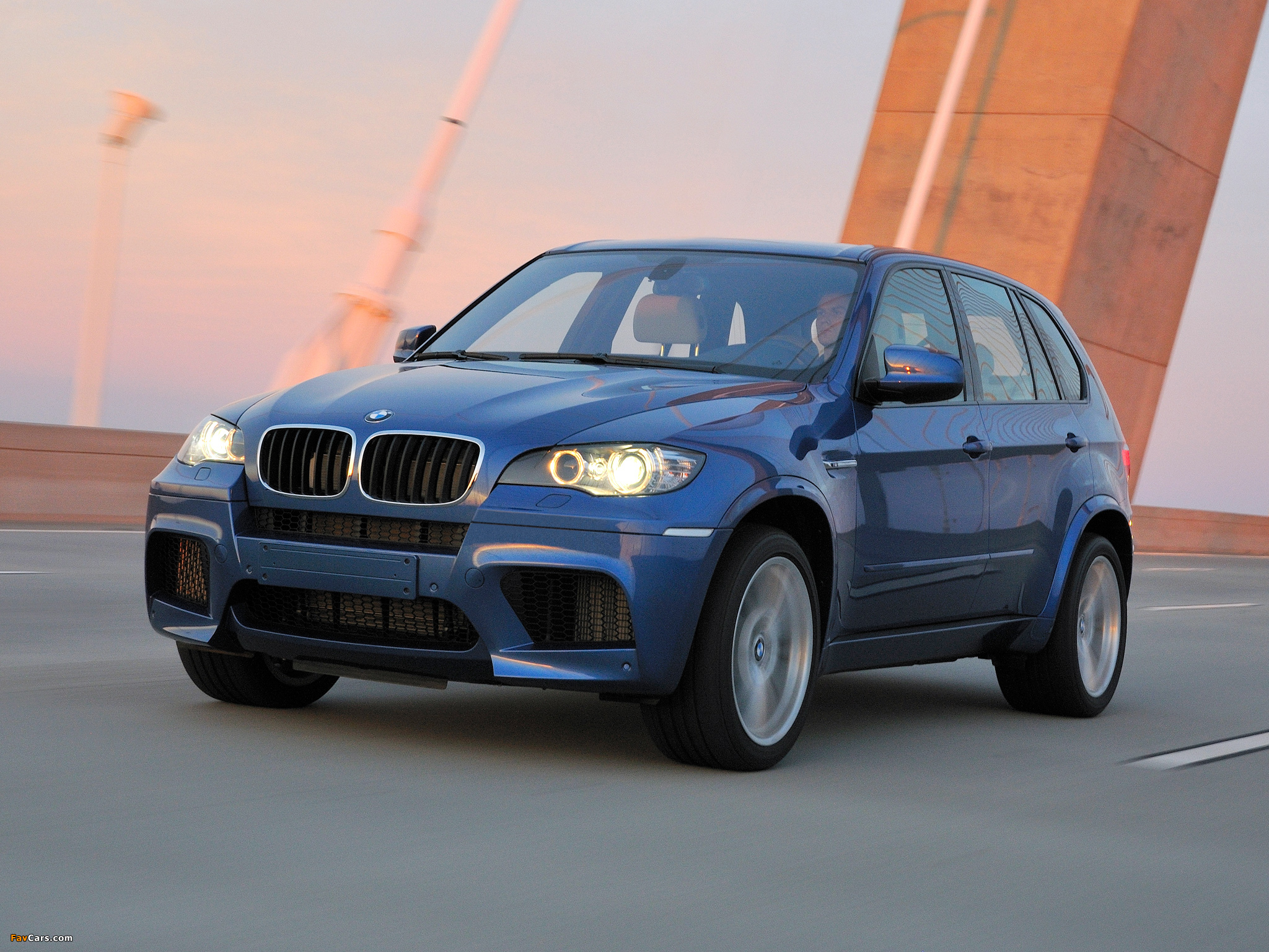 BMW X5 M (E70) 2009 wallpapers (2048 x 1536)