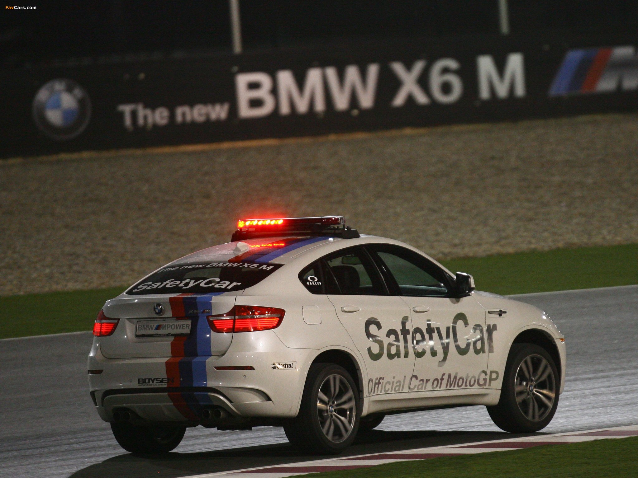 Photos of BMW X6 M MotoGP Safety Car (E71) 2009–10 (2048 x 1536)