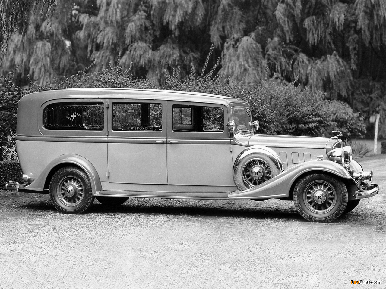 Flxible-Buick Premier Limousine Ambulance 1933 wallpapers (1280 x 960)