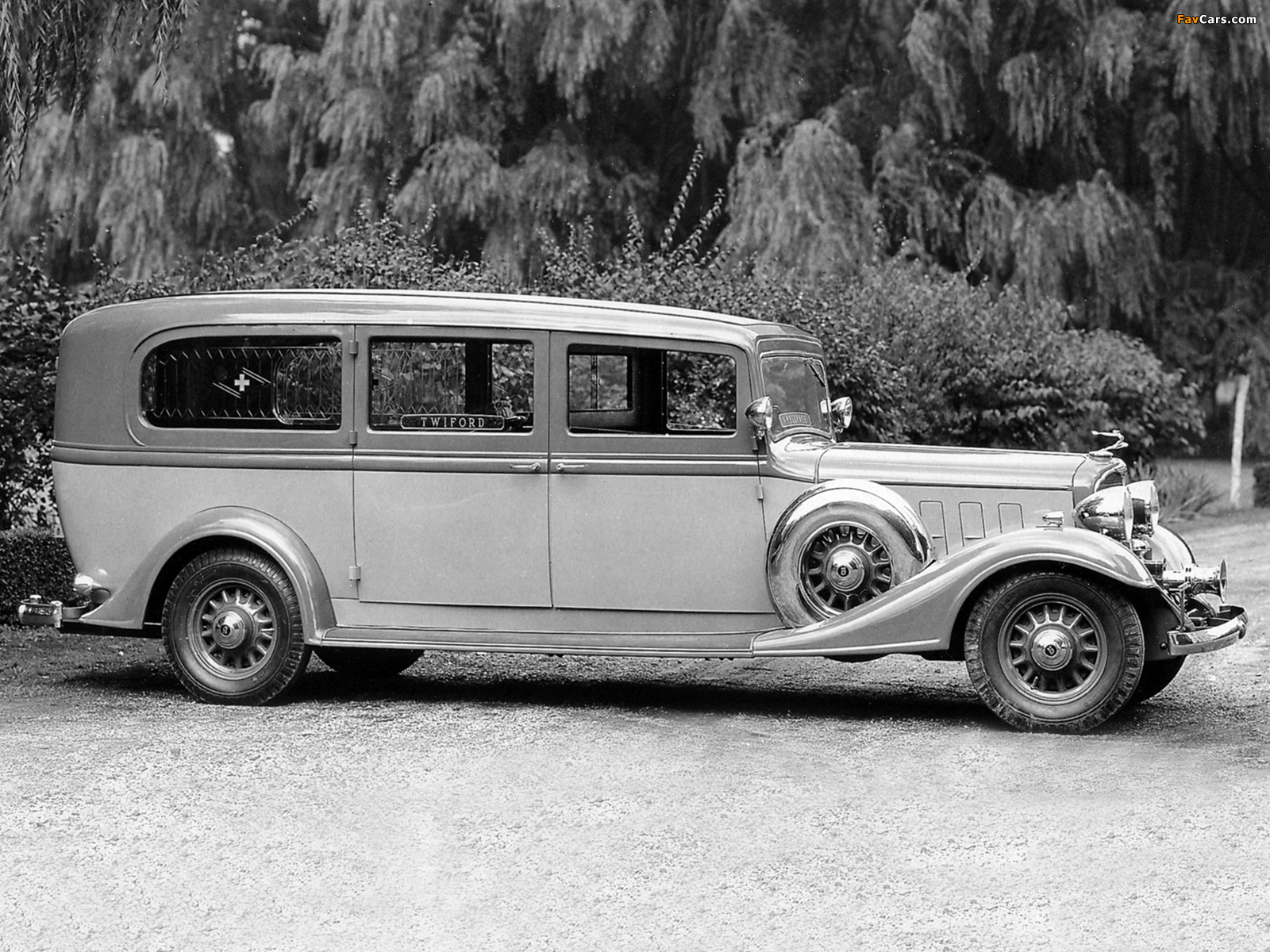Flxible-Buick Premier Limousine Ambulance 1933 wallpapers (1600 x 1200)
