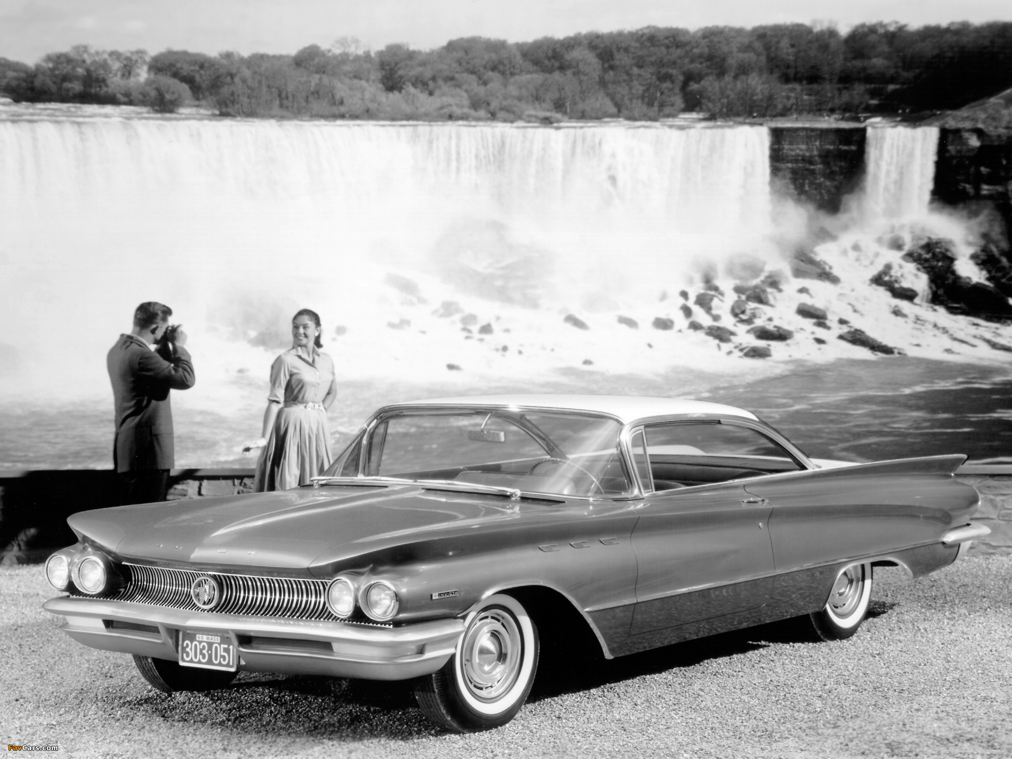 Buick Invicta 2-door Hardtop (4637) 1960 pictures (2048 x 1536)