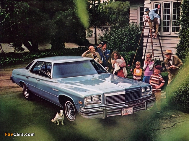 Photos of Buick LeSabre Custom Hardtop Sedan 1976 (640 x 480)