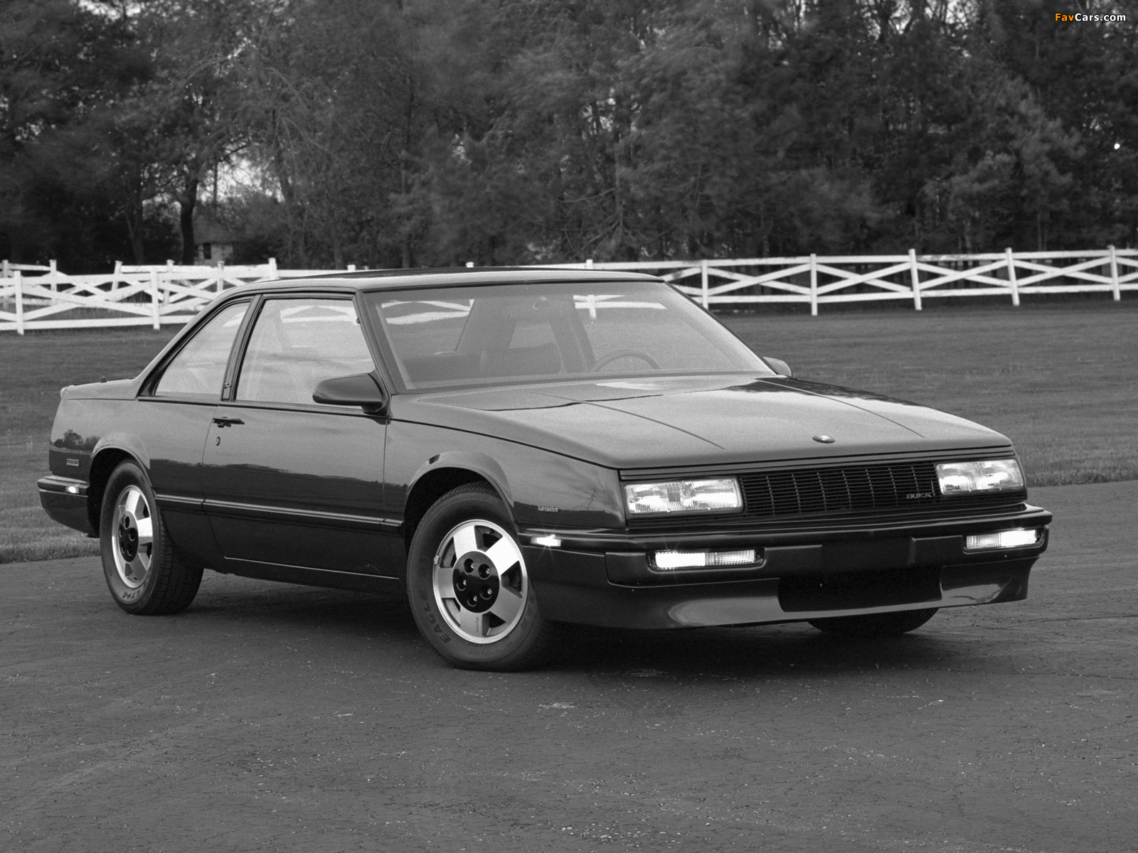 Photos of Buick LeSabre Custom T-Type Coupe 1987–89 (1600 x 1200)